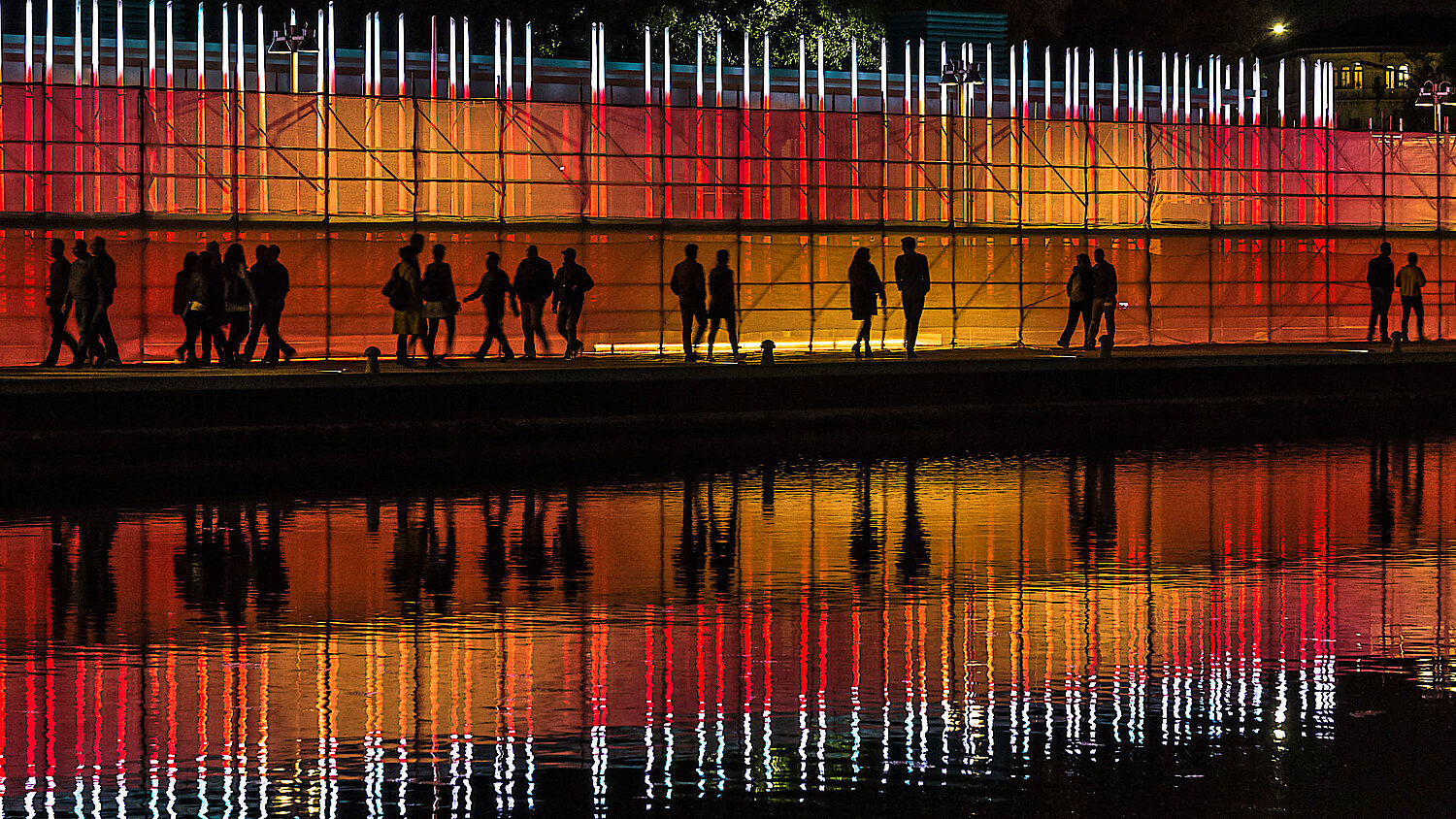 Foto Menschen auf Brücke in der Dämmerung