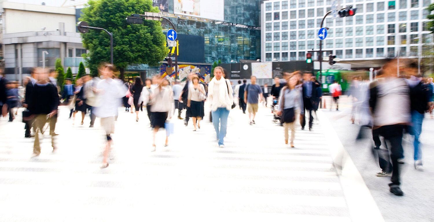 Foto Menschen in Fußgängerzone