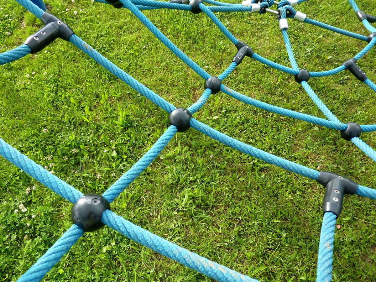 Kletternetz im Rasen
